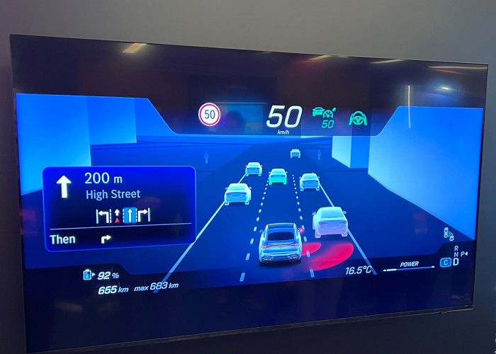 Bei der Surround-Navigation erscheint eine virtuelle Darstellung der Umgebung. (Bild: Dirk Kunde)